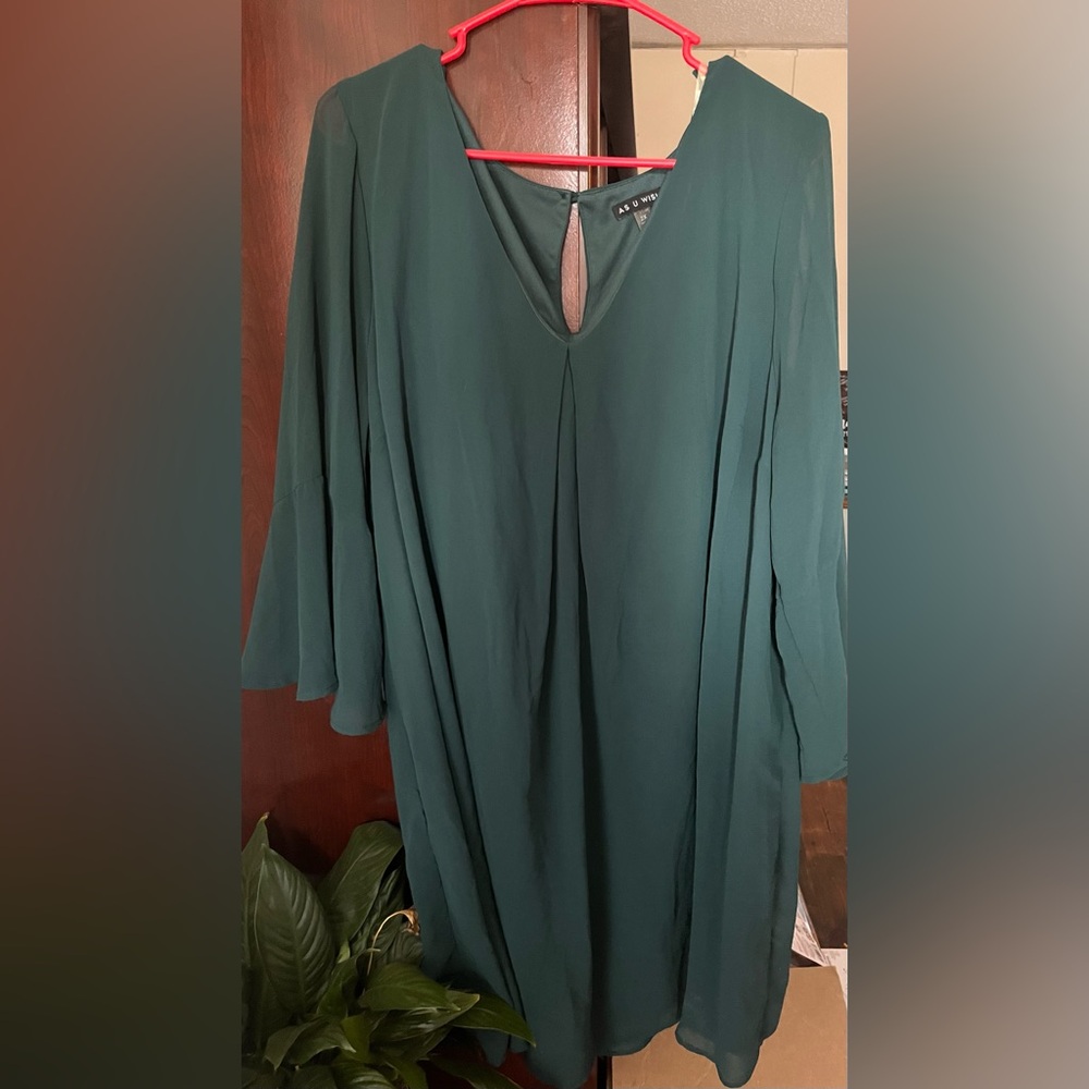 Elegant emerald Green Dress with Flowy Sleeves